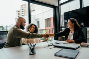 buyers signing contract with agent choosing discount realtor denver