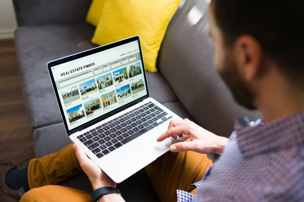Homebuyer searching for homes online with a Denver buyers agent offering commission rebate at closing