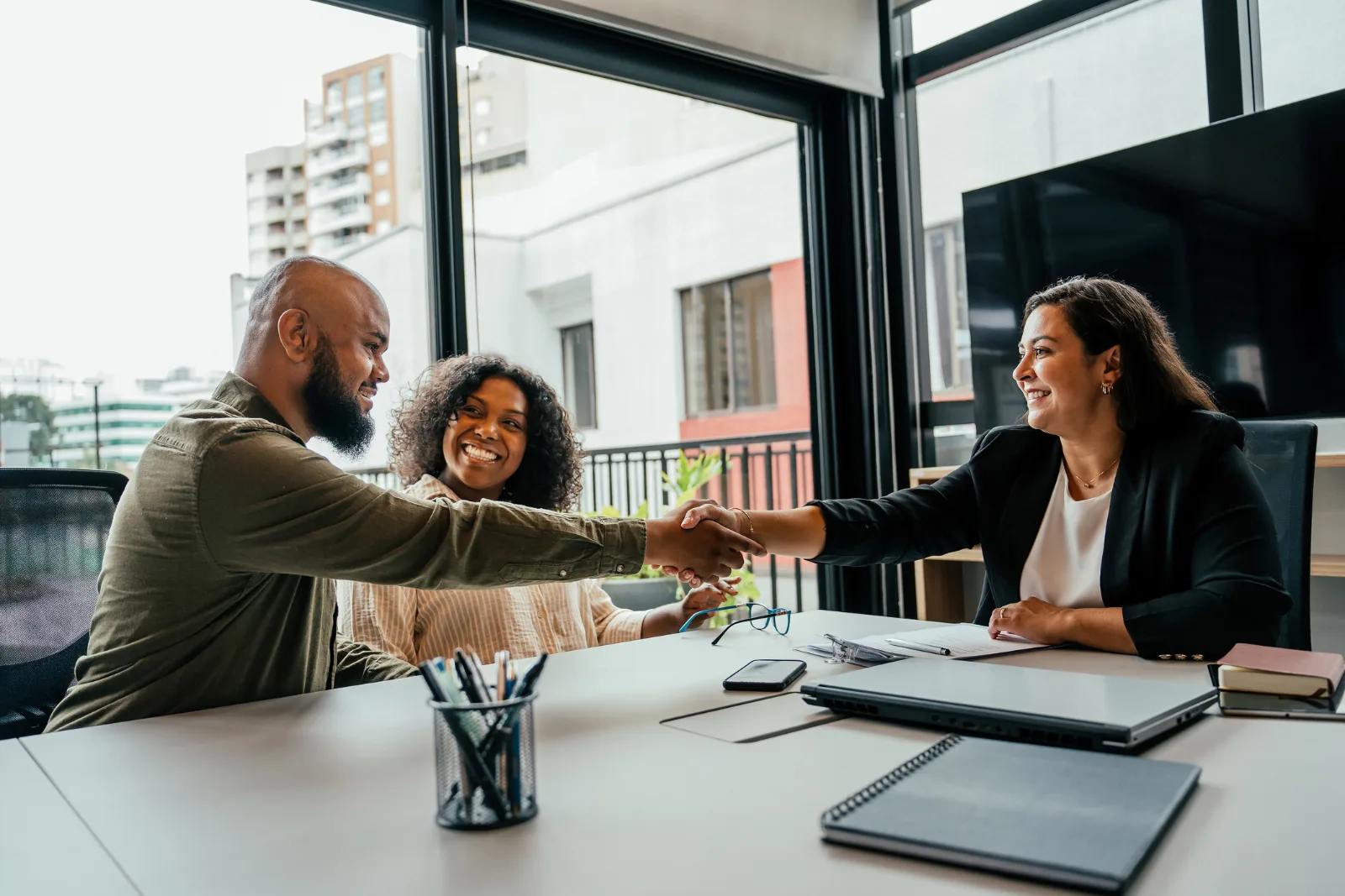 buyers signing contract with agent choosing discount realtor denver